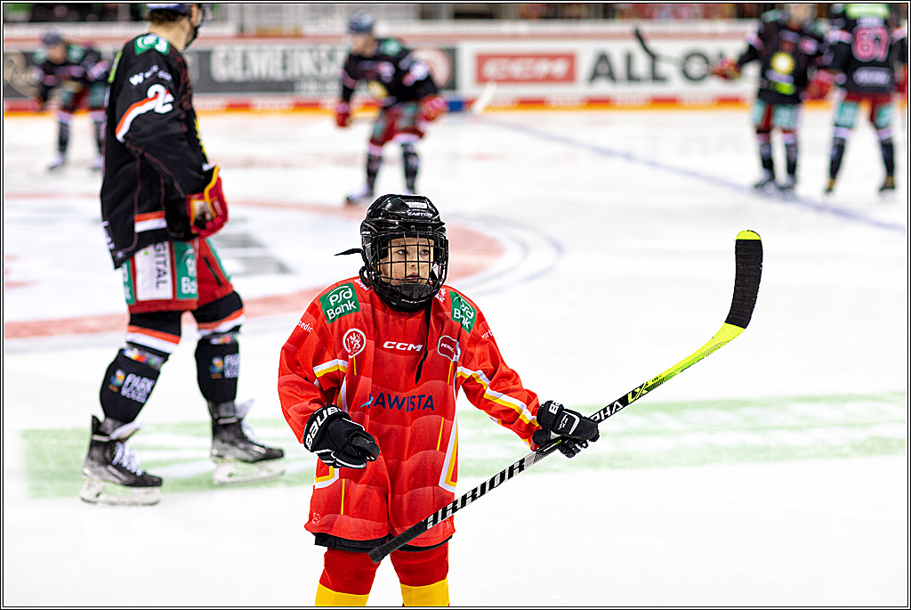 PENNY DEL Viertelfinale 4. Spiel; Duesseldorfer EG - Red Bull Muenchen; Duesseldorf, 16.04.2022